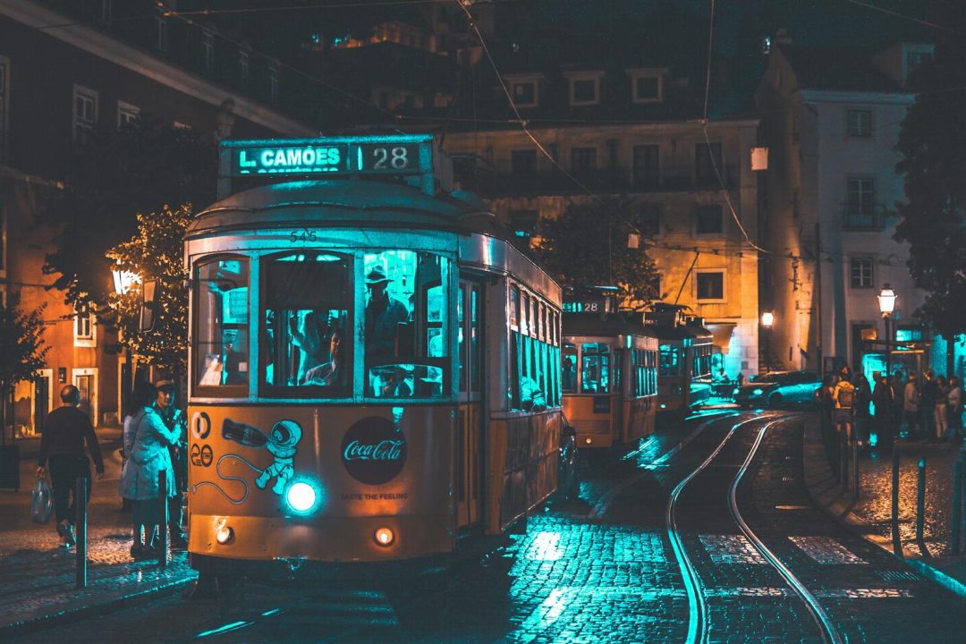 Un tramway vibrant sous les lumières nocturnes