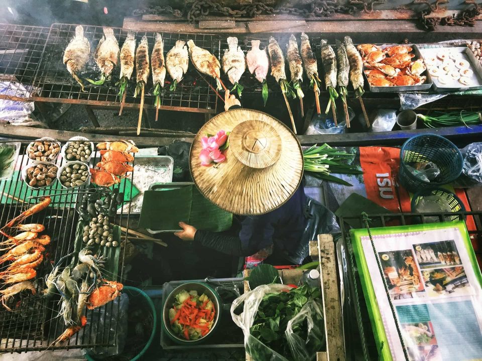 Vendeur de fruits de mer sur un marché